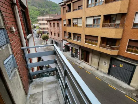 Flat in calle de Mariano Menéndez Valdés, 11
