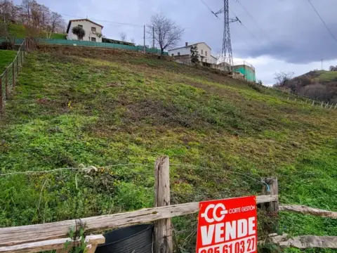 Terreno en calle La Piniella