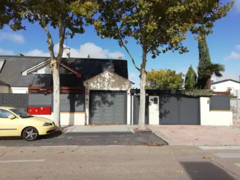Chalet pareado en calle de Segovia