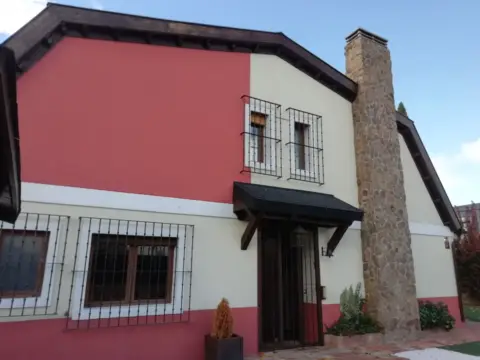 Chalet pareado en calle de Segovia