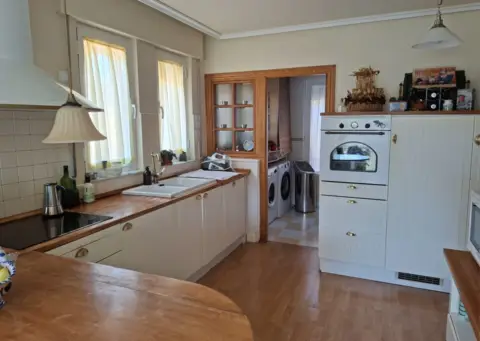 Chalet pareado en calle de la Tenca