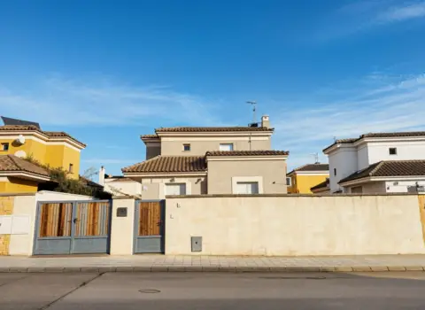 Chalet en calle Villamanrique de la Condesa