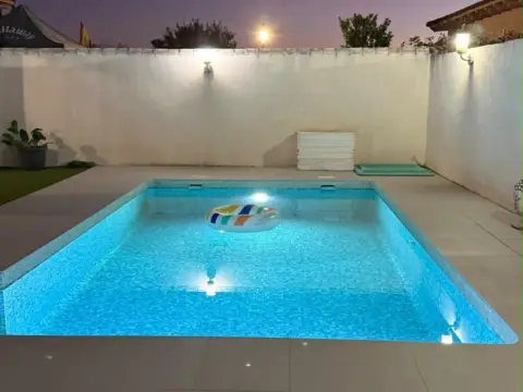 Chalet pareado en calle Esquivias