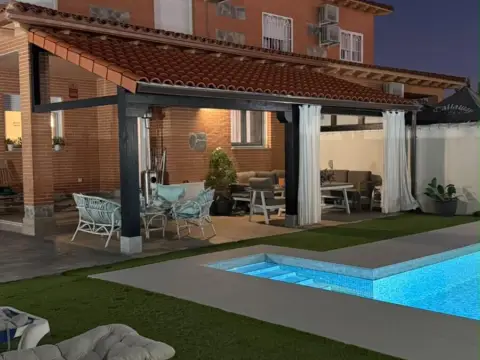 Chalet pareado en calle Esquivias