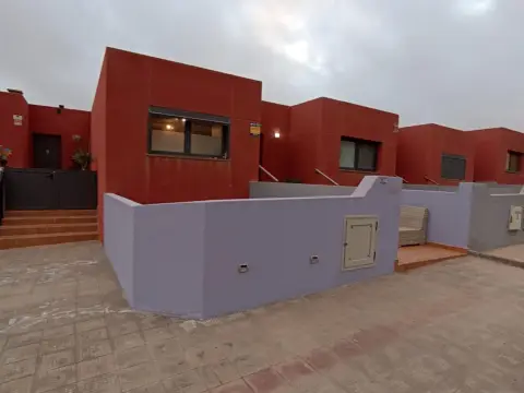 Casa adosada en calle Telde