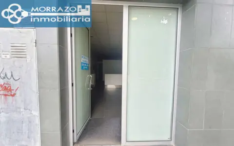Local comercial en calle de Johan Carballeira, 17