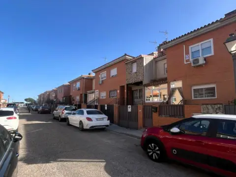 Chalet adosado en calle La Marina, 27