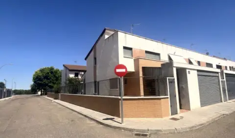 Chalet adosado en calle Velázquez, nº 1