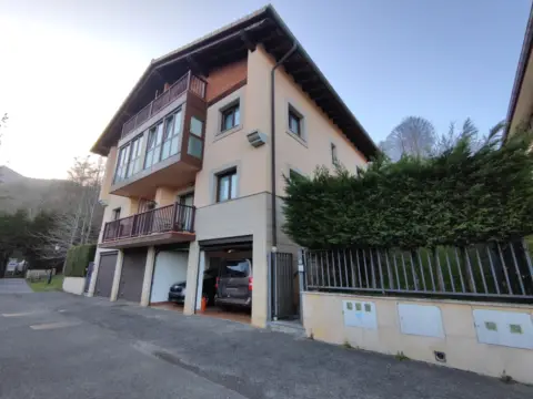 Chalet adosado en calle Peru Bidea