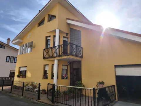 Chalet pareado en calle Pomaluengo 1004