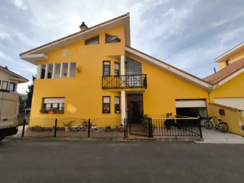 Chalet pareado en calle Pomaluengo 1004