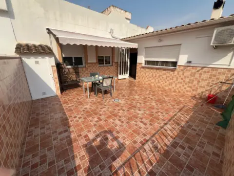 Chalet adosado en calle Girasoles