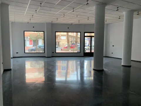 Local comercial en calle de los Hermanos Pinzón, 13