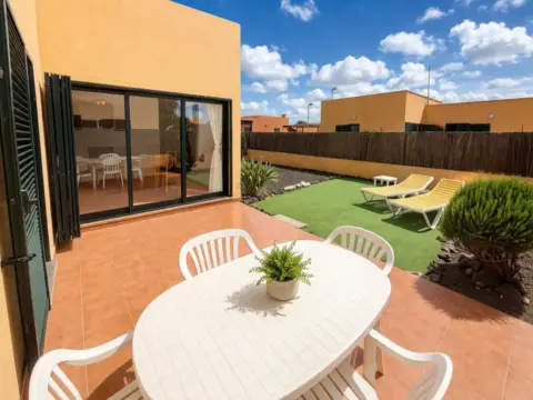 Chalet pareado en calle Cardon