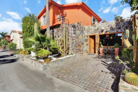 Chalet adosado en Avenida Primero de Mayo
