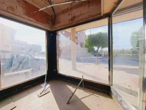 Local comercial en Avenida de los Reyes de España