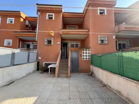 Chalet adosado en calle Pintor Inocencio Medina Vera, nº 9
