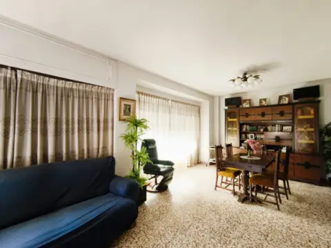 Casa en Avenida de los Reyes Católicos