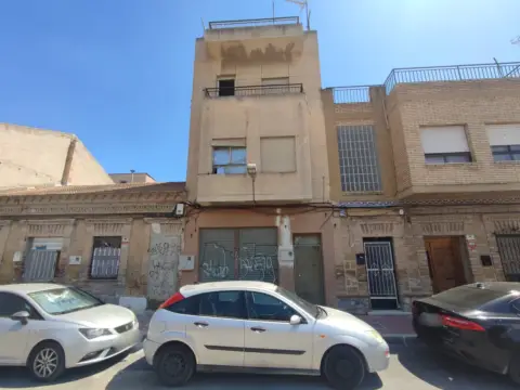 Edificio en calle de Orilla de la Vía