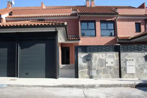 Chalet pareado en calle de los Toros