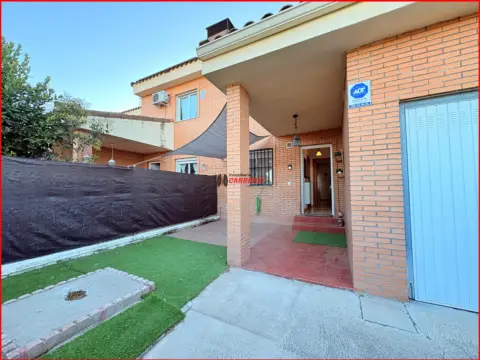 Chalet adosado en calle Juan Carlos I