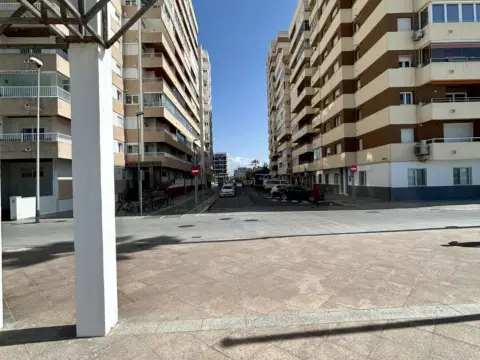 Local comercial en calle Sirenas