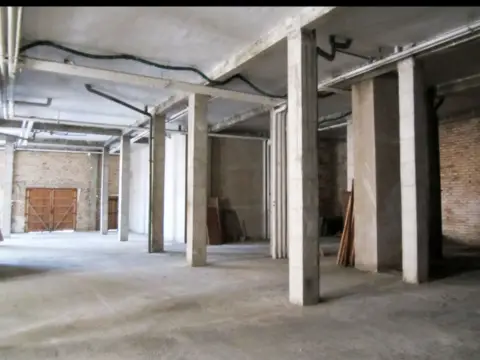 Nave comercial en calle de Miravalles, 3