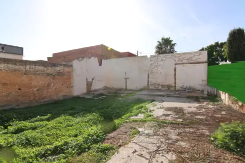 Terreno en calle de Lorenzo Valla, 35