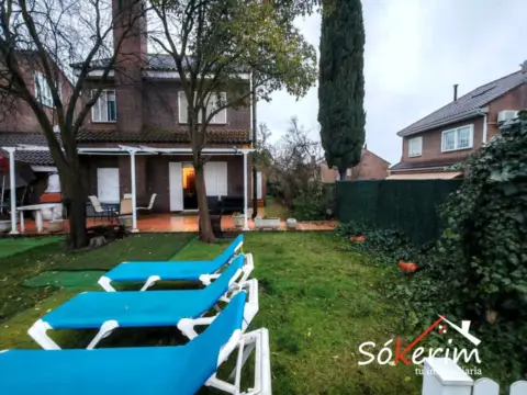 Chalet pareado en calle de Catalpas