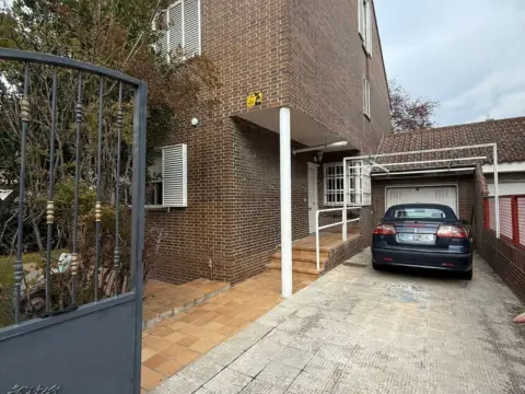 Chalet pareado en calle de Catalpas