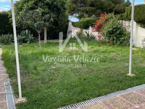 Chalet unifamiliar en calle de los Girasoles