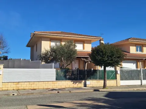 Chalet adosado en Camino de Santiago, 5