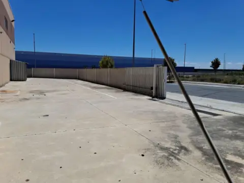 Nave comercial en calle Antropología