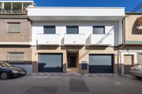 Casa pareada en calle de Agustín Lara