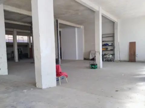 Almacén en calle del Romancero