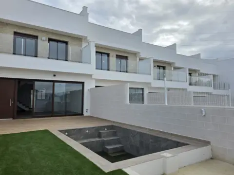 Chalet adosado en Carrer Illes Columbretes