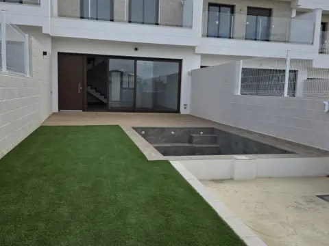 Chalet adosado en Carrer Illes Columbretes