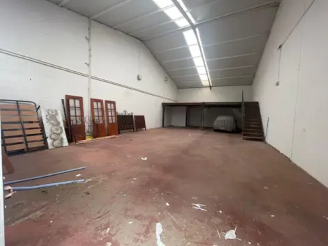 Nave comercial en La Banda-Campo de Fútbol
