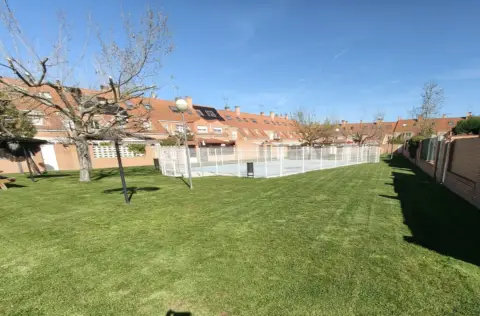 Chalet pareado en calle de Ernesto Sabato