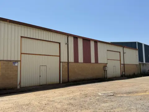 Nave industrial en calle de la Fuente