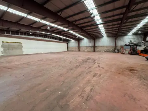 Nave industrial en calle de la Fuente