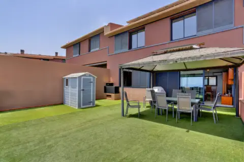 Chalet adosado en calle Tenesor