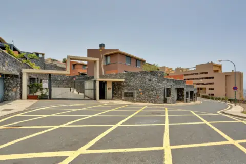 Chalet adosado en calle Tenesor