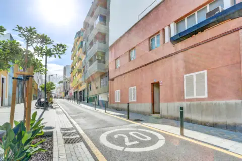 Casa adosada en calle de la Rosa, 85