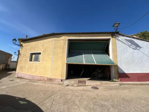 Nave industrial en calle del Pueblo