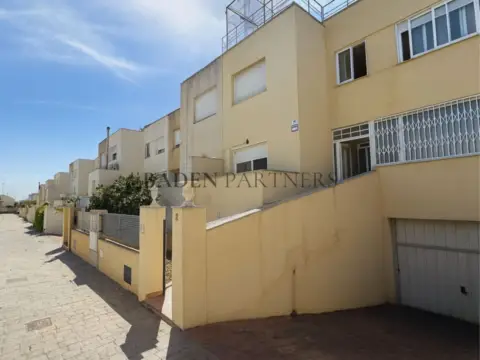 Casa adosada en Carrer Salinas