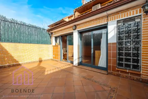 Chalet adosado en calle de la Paz