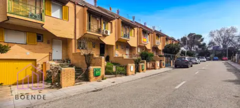 Chalet adosado en calle de la Paz