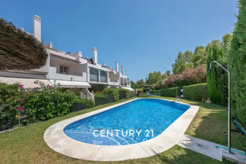 Chalet adosado en calle Sirio, 1