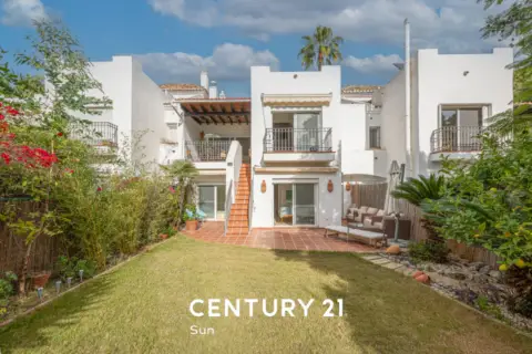 Chalet adosado en Urbanización Cerros del Lago